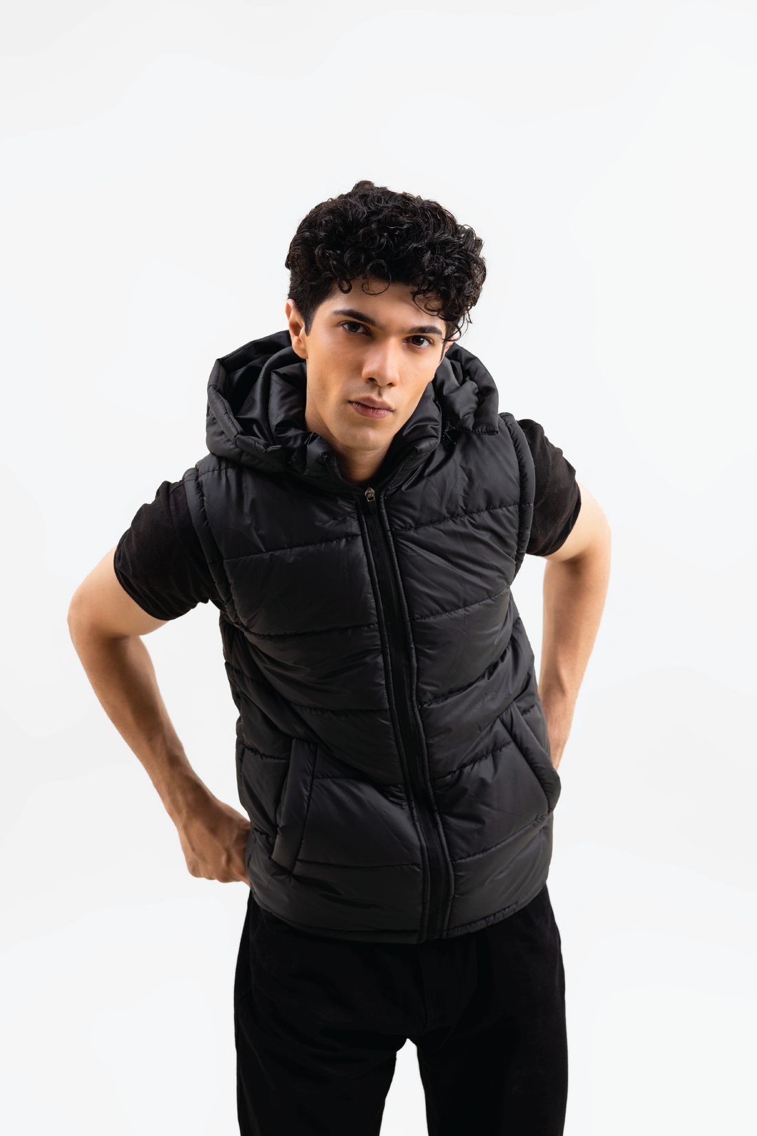 BLACK SLEEVELESS PUFFER JACKET