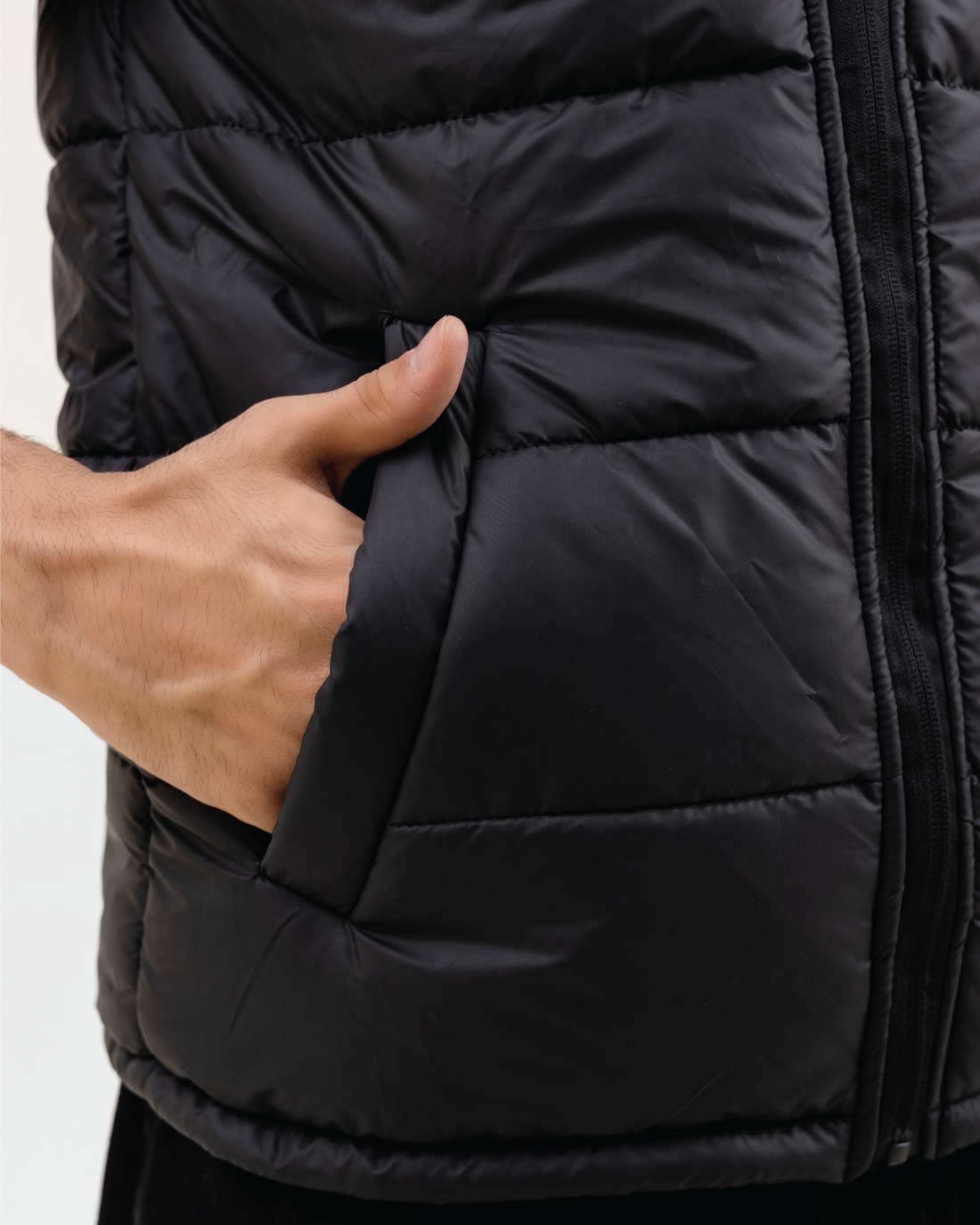 BLACK SLEEVELESS PUFFER JACKET