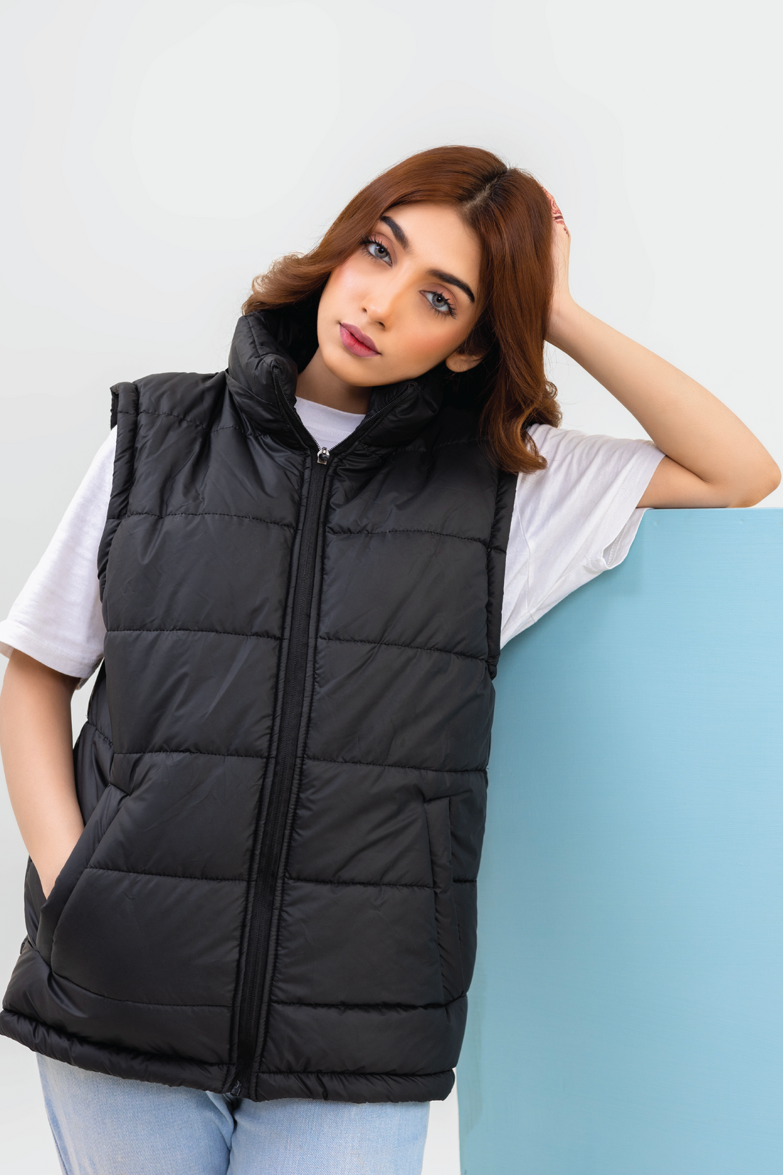 BLACK SLEEVELESS PUFFER JACKET -F